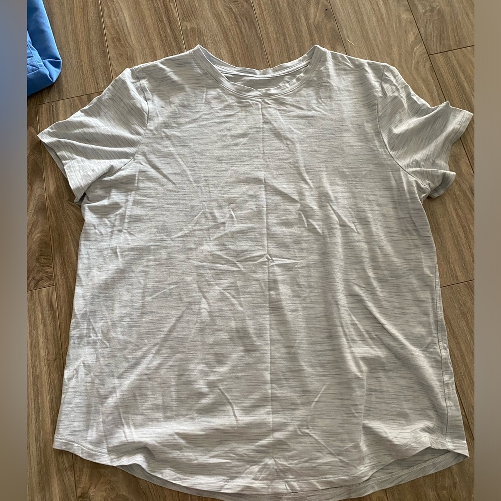 Iululemon t shirt